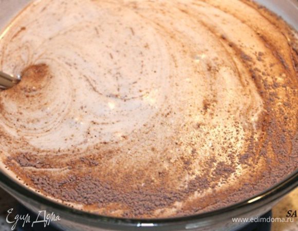 Начинаем постепенно и аккуратно вводить муку и растопленное масло. Начинать и заканчивать нужно мукой. Опять же, у Тимура не было написано, чем надо смешивать. Я решила, что буду смешивать ложкой, а не миксером, движениями снизу-вверх.