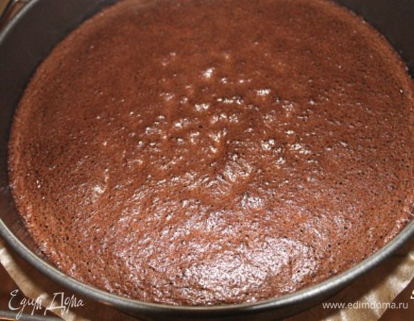 Выливаем готовое тесто в форму и выпекаем при 180 гр. 35-40 мин. У меня вышло 40. И я ещё подержала бисквит 5 мин в приоткрытой духовке.