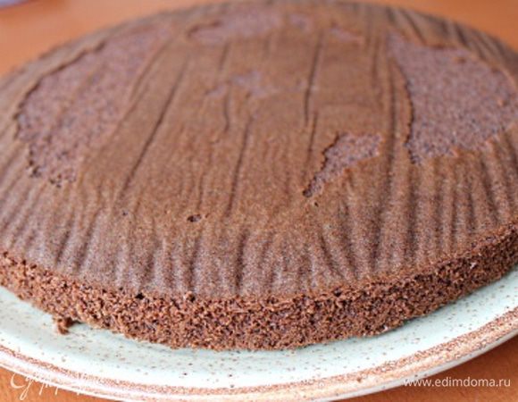 Готовый бисквит остудила на решётке  в форме. Вынимала, подрезав края, уже охлаждённый в течение 2-3 часов. Высота бисквита вышла чуть меньше 2 см. На фото он в перевёрнутом виде. Бисквит упругий, но очень нежный, легко крошатся края, поэтому перекладывать нужно аккуратно.