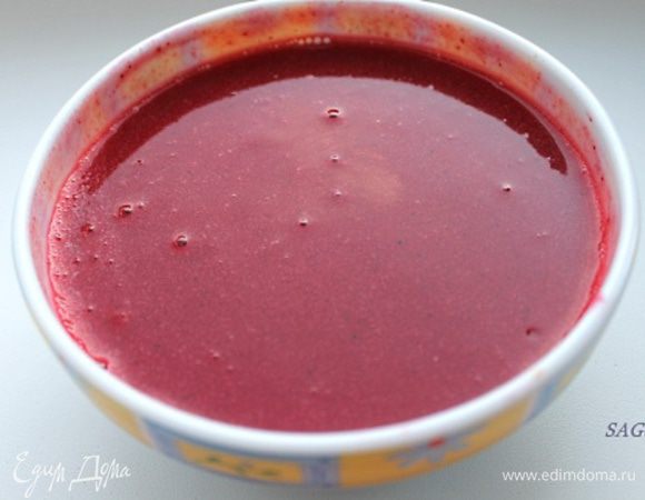 Листовой желатин замачиваем в холодной воде на 10 мин. Отжимаем. Третью часть малинового крема подогреваем (но не кипятим), опускаем туда желатин, растворяем до однородности. Смешиваем с остальным малиновым кремом. Охлаждаем желе. 