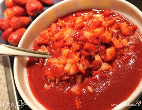 Клубнику режем мелкими кусочками. Смешиваем с остывшим малиновым желе. Поставим желе в холодильник на 20-30 мин, чтобы оно чуть загустело.