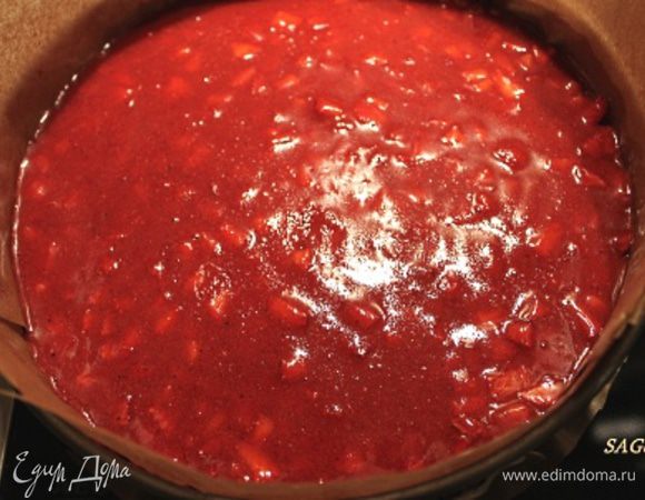 Выкладываем на бисквит желе ровным слоем. Отправляем в холодильник на 40-60 мин. В это время готовим крем.