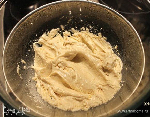 Белый шоколад ломаем на маленькие кусочки в глубокую чашу, топим на водяной бане. Шоколад лучше брать НЕ пористый, мне не хватило обычного (добавила 80 г пористого), и с пористым я замучилась, растапливаться он не желает. И это видно, масса не такая гладкая, как у обычного растопленного шоколада.

