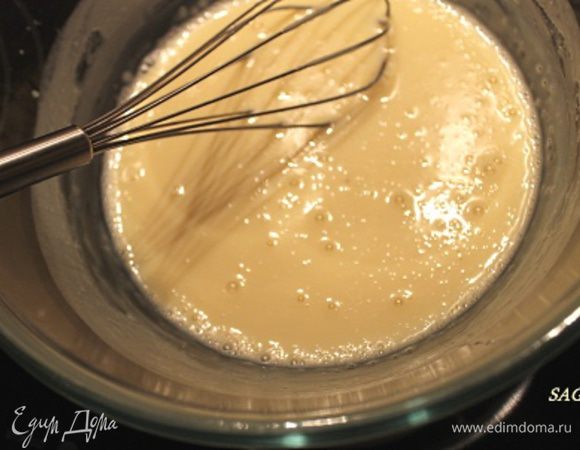 Сливки 35% жирности прогреваем до горячего состояния, но не кипятим. Вводим в шоколадную смесь и взбиваем венчиком в однородную массу. Шоколадно-сливочную смесь остужаем, изредка помешивая венчиком.