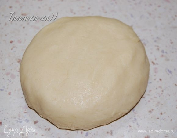 Приготовим коржи. Масло порубить с мукой в крошку, добавить все остальные ингредиенты, замесить мягкое тесто.