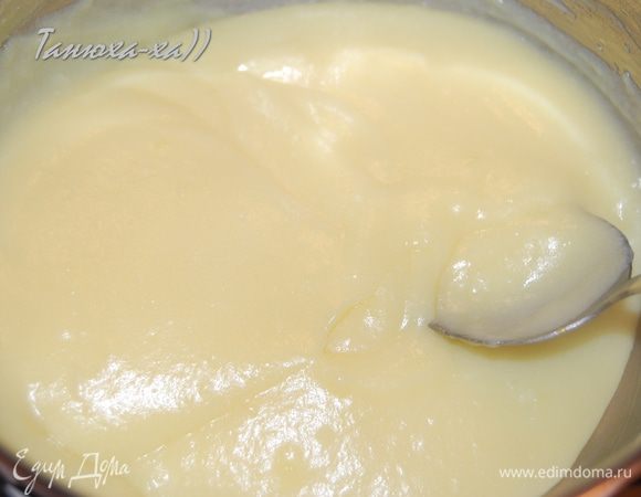 Приготовим крем. Яйцо, крахмал, сахар и половину молока взбить, влить остальное молоко, перемешать. Поставить на огонь, варить до загустения. Дать остыть.