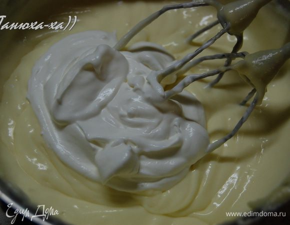 Сливки взбить с сахарной пудрой в пышную массу. Соединить обе части крема.