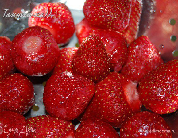 Клубнику вымыть, удалить плодоножки (несколько штук можно оставить для украшения).