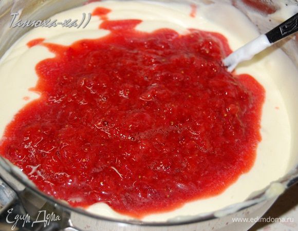 Размять вилкой. Добавить в крем, перемешать.