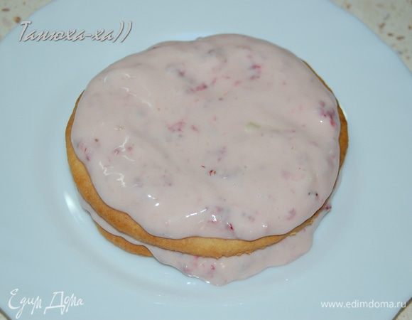 Смазываем наши мини-коржи кремом. Хорошо, если есть время, и можно каждому коржу дать немного постоять, чтобы крем слегка пропитал корж. Я сделала 3 мини-тортика (по 4 коржа в каждом). Конечно, возможны и другие вариации.