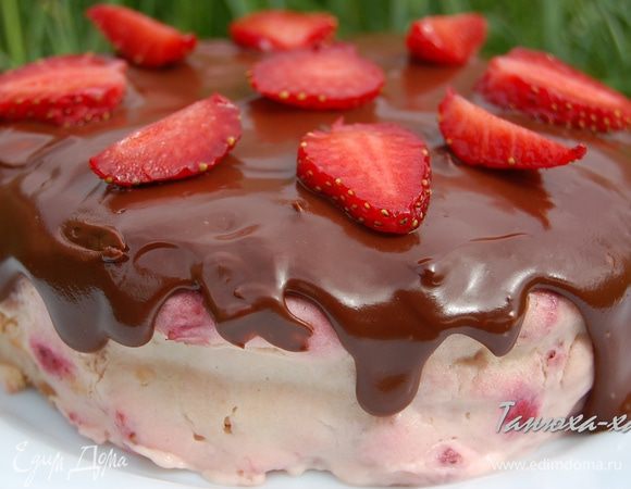 Шоколад растопить, влив молоко, хорошенько перемешать до однородной массы. Дать слегка остыть и полить сверху все тортики.