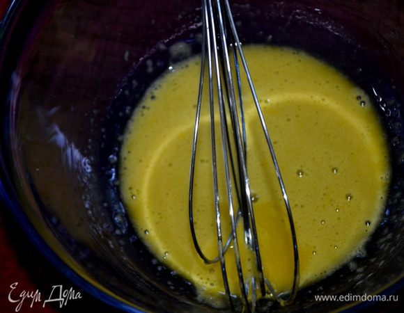 Желтки как следует отдельно смешать.
В отдельной кастрюле смешать сахар,крахмал и соль.Включить сред.огонь и медленно в массу влить молоко.