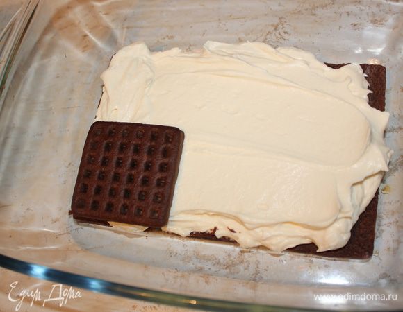 Снова слой шоколадного печенья. У меня ушло 18 штук. 