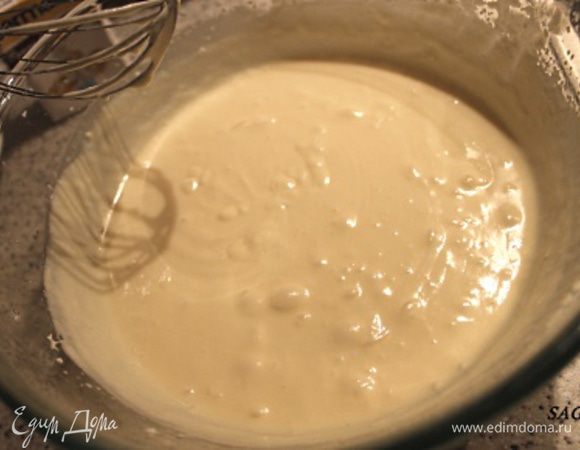 Маскарпоне смешиваем с ликёром, вводим в шоколадный крем, взбиваем в однородную массу на средних оборотах миксера. Она станет более густой, немного постояв.