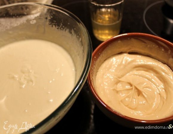 Сливки 23% жирности смешиваем с варёной сгущёнкой, взбиваем миксером до плотного крема. 
Большую часть полученного крема (в маленькой чаше) смешиваем с шоколадно сливочной массой (она у меня в большой чаше). А 5 ст.л. сливочного крема смешиваем с растопленным желатином до однородности и потом вводим желатиновую массу в весь крем. Взбиваем крем на средних оборотах миксера до пышного однородного суфле. 