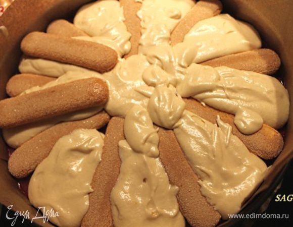 Так как некоторые привереды требуют побольше бисквита, то я решила уложить два ряда печенья. Да и срез таким образом будет красивей.
Между первой раскладкой печенья выкладываем крем. А на него выкладываем второй ряд печенья. 
