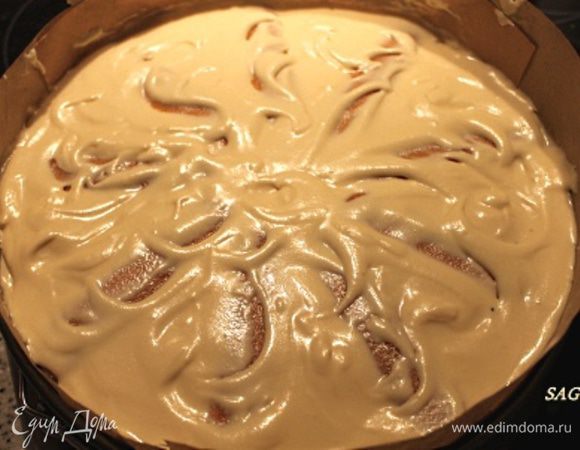 Аккуратно заполняем все пустоты между печеньем и выравниваем верх.
Можно ещё нанести произвольный рисунок при помощи обычной ложки или ножа, чтобы поверхность печенья немного просвечивала. Застывающее суфле красиво укладывается в волны.:)