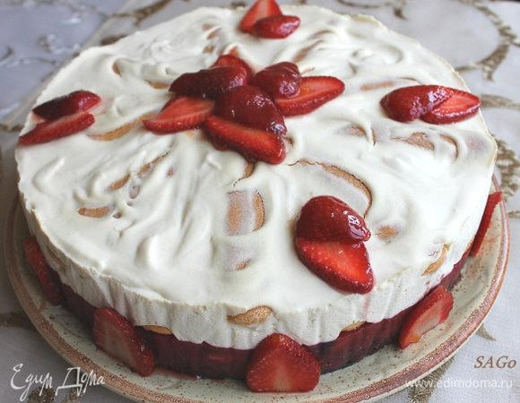 Ставим торт в холодильник минимум на 4 часа. У меня торт простоял ночь. С утра я сняла кольцо и пергамент с боков. И украсила торт ягодами. Порезанные лепестками ягоды я выкладываю на лист одним слоем, растапливаю джем в микроволновке. Можно буквально 1 ст.л. воды добавить, если джем слишком густой. Остывшим джемом при помощи кисточки смазываю лепестки ягод с двух сторон. Отправляю в холод минут на 10, чтобы джем застыл, оформляю торт и ещё немного прохожусь кисточкой с джемом по ягодам. Ставлю охладиться торт хотя бы на полчаса.