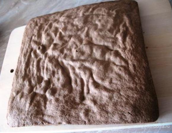 Печем бисквит. Взбиваем яйца с сахаром
в крепкую пену. В 250мл стакан насыпаем какао, разрыхлитель, далее мука - до полного стакана. Перемешиваем и всеиваем эту смесь к яично-сахарной массе. Буквально несколько оборотов миксером, до однородности. 180 гр 30 мин (до сухой зубочистки) Форма у меня 23*23 см