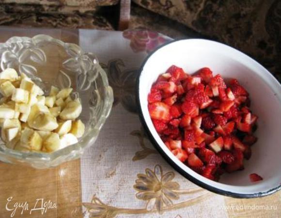 Режем бананы и клубнику небольшим кубиком.