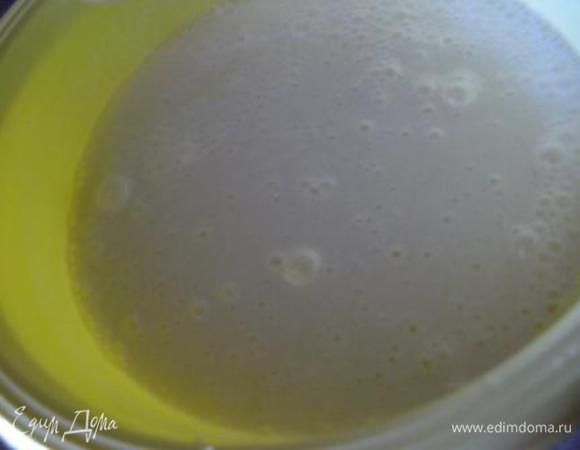 Желатин берем тот, в котором уверены. Если нет - берите больше. Замочить предварительно желатин в холодной воде, оставить на 20 мин. После набухания добавляем воду до 2\3 сакана и отправляем в СВЧ на 30 сек. Перемешиваем до растворения. Сметану взбить с сахаром, не переставая взбивать вливаем желатин.