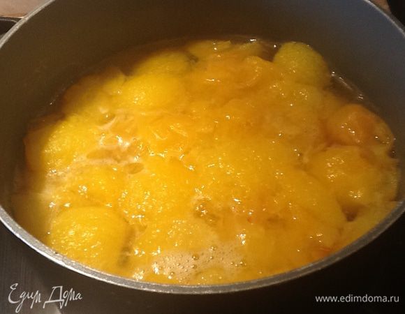 Абрикосы разрезать пополам, вынуть косточки, выложить в сотейник, залить водой так, чтобы она покрывала фрукты и варить до мягкости