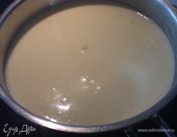 Яйца взбить в пышную пену и соединить с остывшим абрикосовым пюре. Выложить в сотейник и варить на тихом огне постоянно помешивая до загустения. Масса будет воздушная.