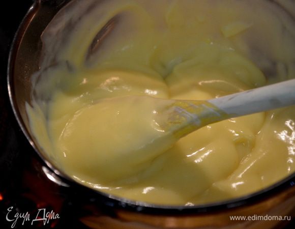 Готовить помешивая пока не начнет булькать,примерно 5мин.Вылить в желтки осторожно 1/3 часть молоч. смеси и перемешать и добавить полностью все в смесь. Поставить обратно на огонь часто помешивая примерно на 2-4мин. добавить ванилин.