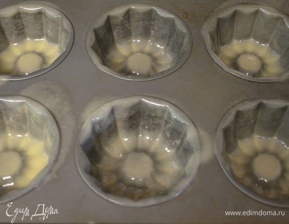 Готовый крем пропустить через ситечко.Закрыть сверху пластиком или крышкой и поставить в холодильник на час или 2 дня.
Подготовить формы для капкейков, смазать хорошо маслом и припылить мукой или иначе они не будут выходить.
Разогреть духовку до 180гр.
