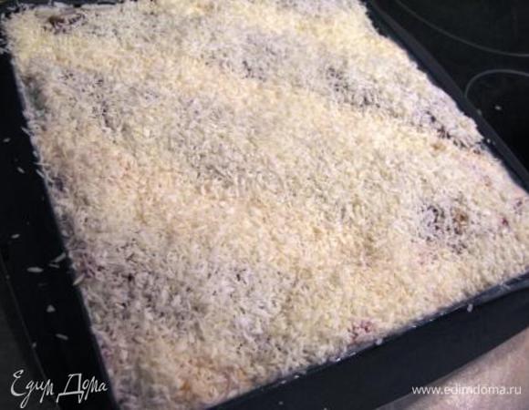 Поливаем кремом и отправляем на час в холодильник. Потом посыпаем обильно кокосовой стружкой и оставляем в холодильнике до полного застывания. У меня всегда стоит ночь.