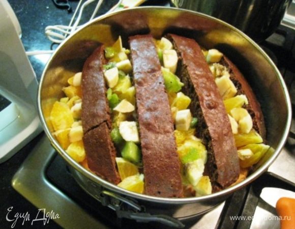 Если любите, украсьте разноцветной кокосовой стружкой, я ее не использую, имею пунктик на красители. Еще хорошее сочетание киви, банан, апельсин. Зимний вариант, всего берется по 2 шт. Здесь делала с этими фруктами в виде торта. Дно - белый корж (все то же самое, вместо какао крахмал), а на нем уже строила темные "этажи".