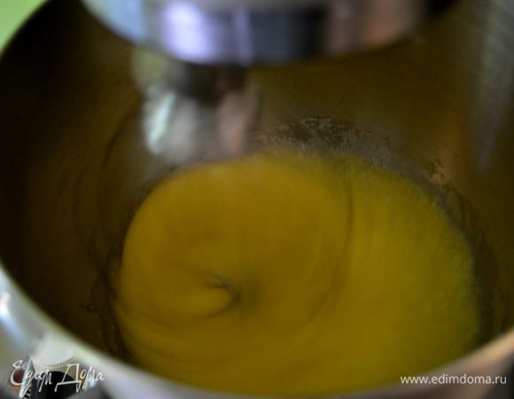 Смешать вместе муку ,разрыхлитель и соль.
На плите на медлен.огне. разогреть молоко с маслом.
Взбить яйца и сах.песок на высокой скорости,примерно 5мин.
Добавитиь в массу сухие ингредиенты.Перемешать.