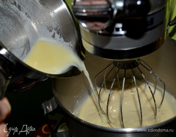 Добавить в массу растопленное масло и молоко и все хорошо перемешать.Добавить ванилин.
Разольем все по формочкам примерно на 3/4части ,т.е не до конца/они поднимутся/.