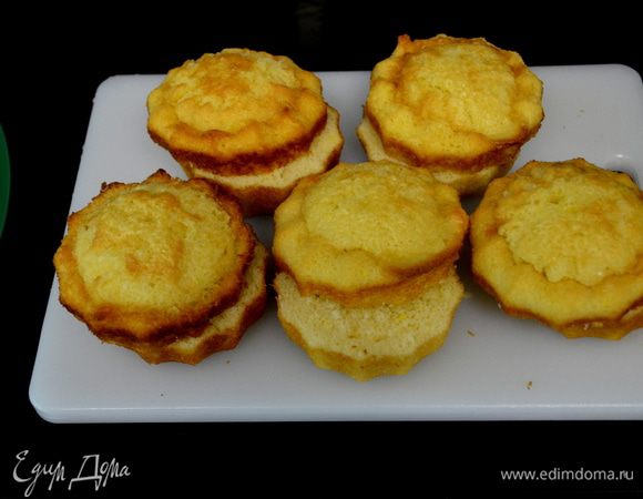 Каждый готовый капкейк разрежем напополам.Заполним ванильным кремом,примерно 1стол.л на каждый капкейк. Отставим в сторону.