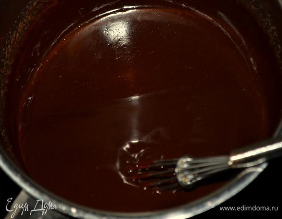 Приготовим шоколадный ганаш.
В кастрюльке разогреем сливки до кипячения, снимем с огня и добавим шоколад,который должен разойтись.Перемешать и дать остыть.Перемешать вновь.
