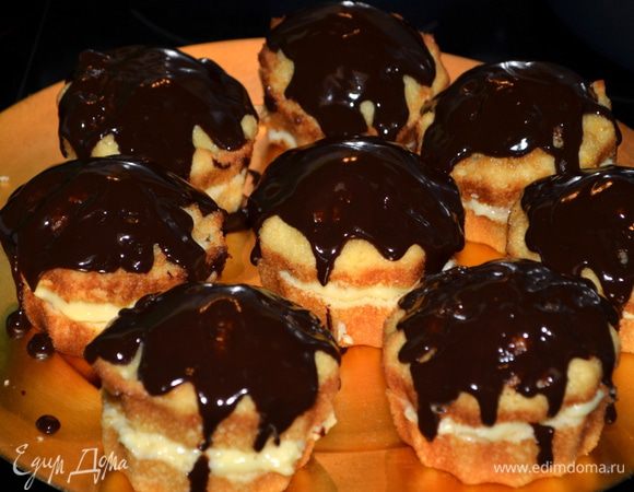 На каждый капкейк осторожно выливаем шоколадный ганаш.И приглашаем к столу.