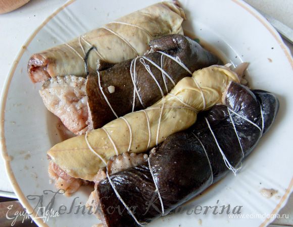 Филе камбалы промыть, просушить. Посолить, слегка присыпать черным молотым перцем, сбрызнуть лимонным соком и завернуть каждое филе в рулет (я внутрь завернула и икру). Закрепить нитью. 