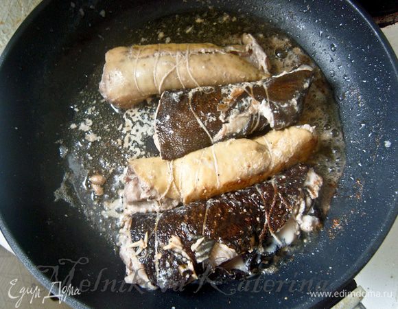 Выложить рулетики и обжарить их со всех сторон до золотистой корочки. Выложить на тарелку, дать стечь маслу, освободить от нити. 