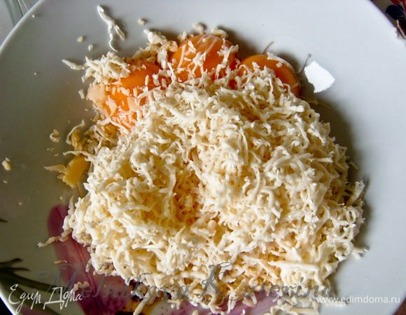 Отделить желтки от белков. Потереть на мелкой терке сыр, добавить к желткам и тщательно все перемешать. 