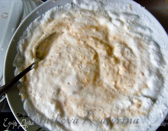 Тем временем взбить белки до крепких пиков. Добавляя частями белки, смешать их методом "складывания" с сырной массой. Добавить немного соли и перца. 