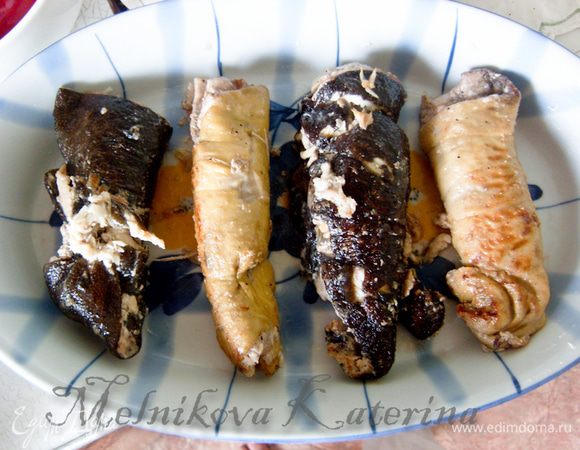 Выложить камбалу в форму для запекания, смазанную сливочным маслом. 