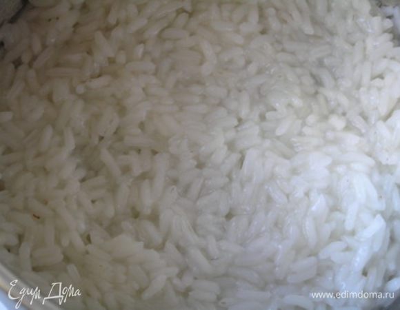 Отварить рис до готовности, добавить сахар и уксус, осторожно перемешать и накрыть салфеткой. 
