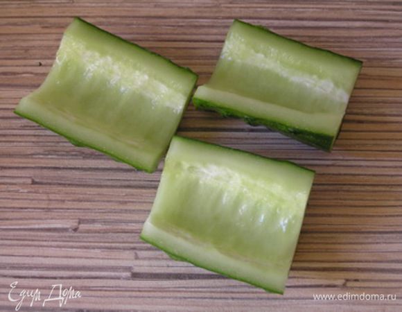 огурцы порезать на одинаковые части.