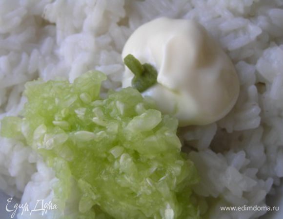 Мякоть огурцов измельчить и смешать с рисом, добавить васаби и майонез,