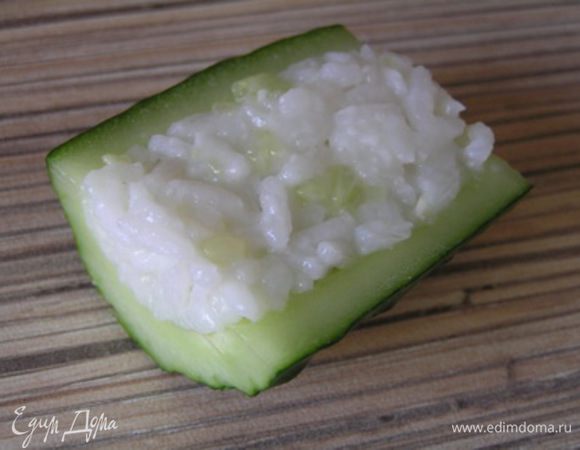 Выложить рис на огурцы, подровнять 