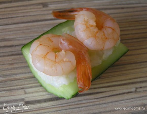 и сверху выложить креветки.