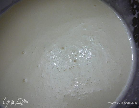 Растительное масло взбить в блендере с яйцом,сахаром.Добавить затем творог,йогурт и щепотку соли. 