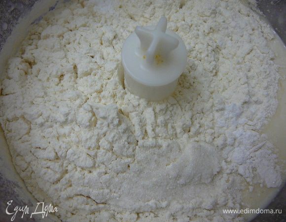 Добавить просеянную муку с разрыхлителем и содой,пол пакетика ванильного сахара.Перемешать.
