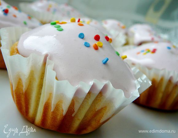 В блендере смешать рикотту,сахарную пудру,ванильный сахар(оставшиеся пол пакетика),несколько столовых ложек сока от ягод,взбить до однородного состояния,ввести желатин,взбить еще раз.Покрыть кексы и отправить их в холодильник ,чтоб покрытие слегка схватилось. 