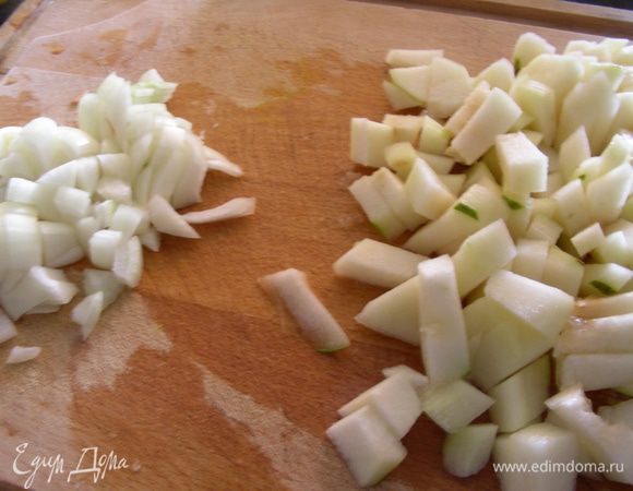 Лук режем мелко, груши небольшими кубиками. Взбрызгиваем их лимоном.

